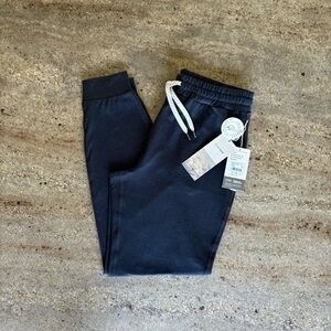 NWT Vuori Performance Jogger Size Small LONG Midnight Heather